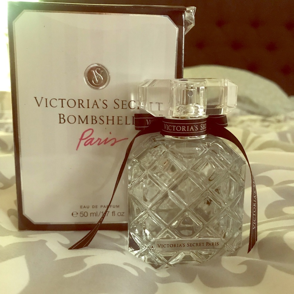 Victoria’s Secret bombshell Paris